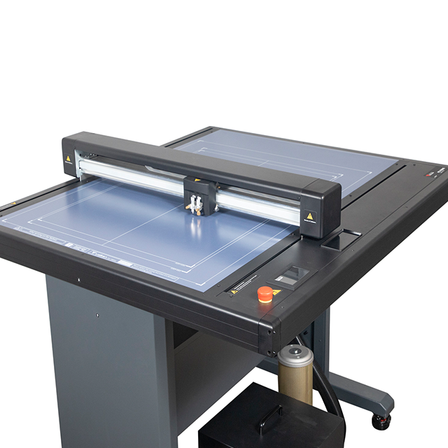 Digitale Flachbett-Stanz- und Rillmaschine FC700VC